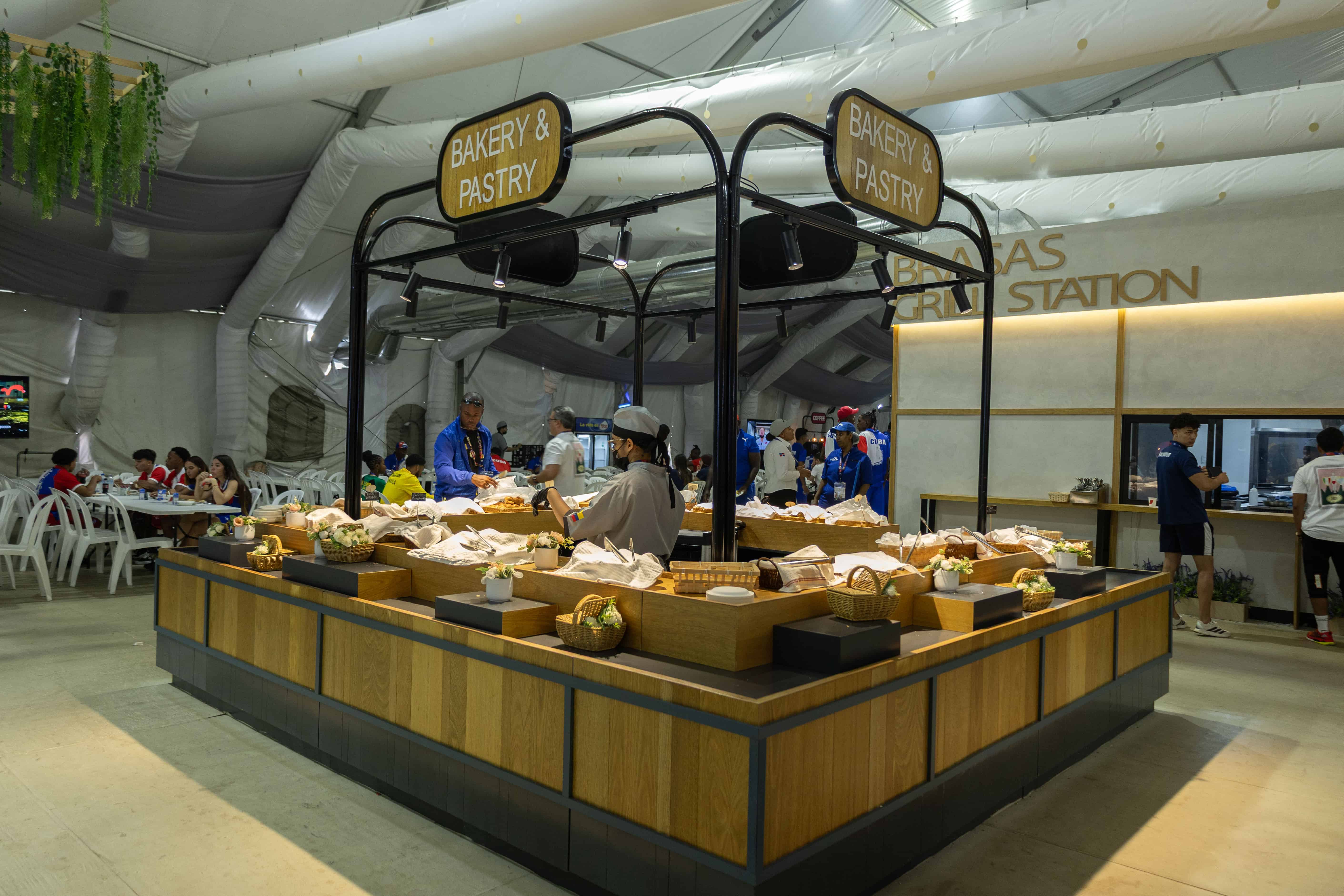 Estaci&oacute;n de alimentos donde los atletas se sirven sus comidas