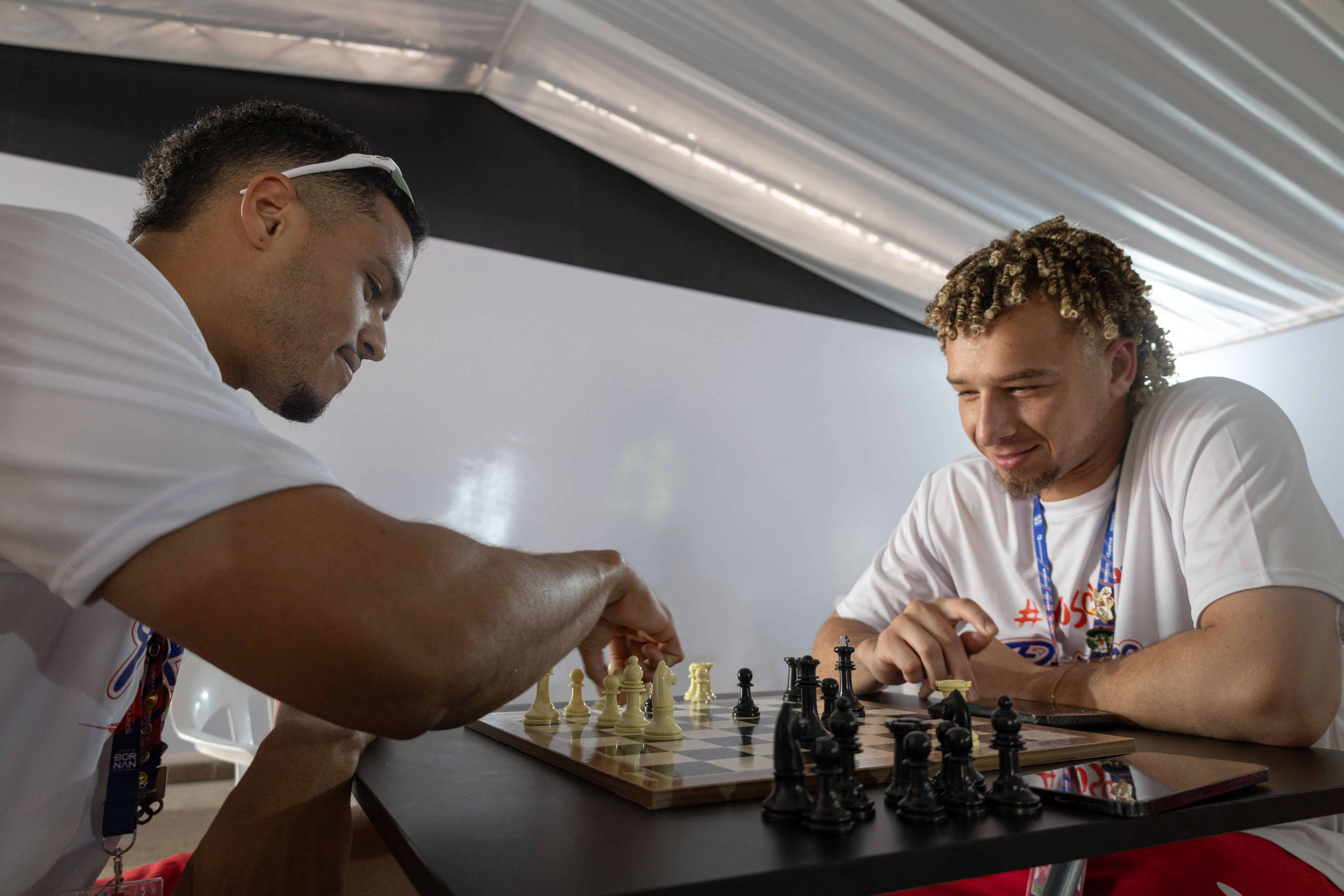Dos atletas de Puerto Rico jugando ajedrez