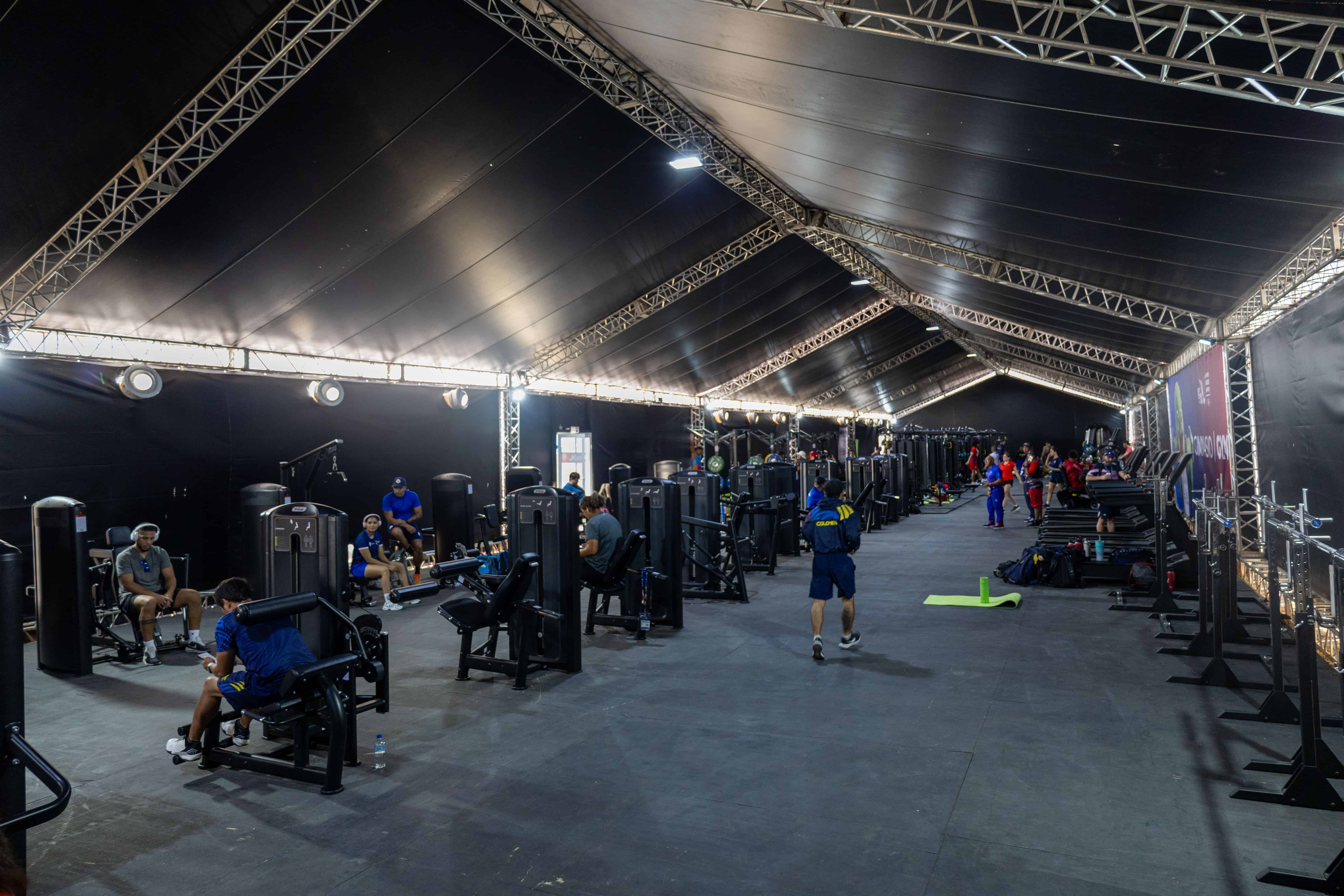 Interior del gimnasio, lugar donde entrenan los deportistas
