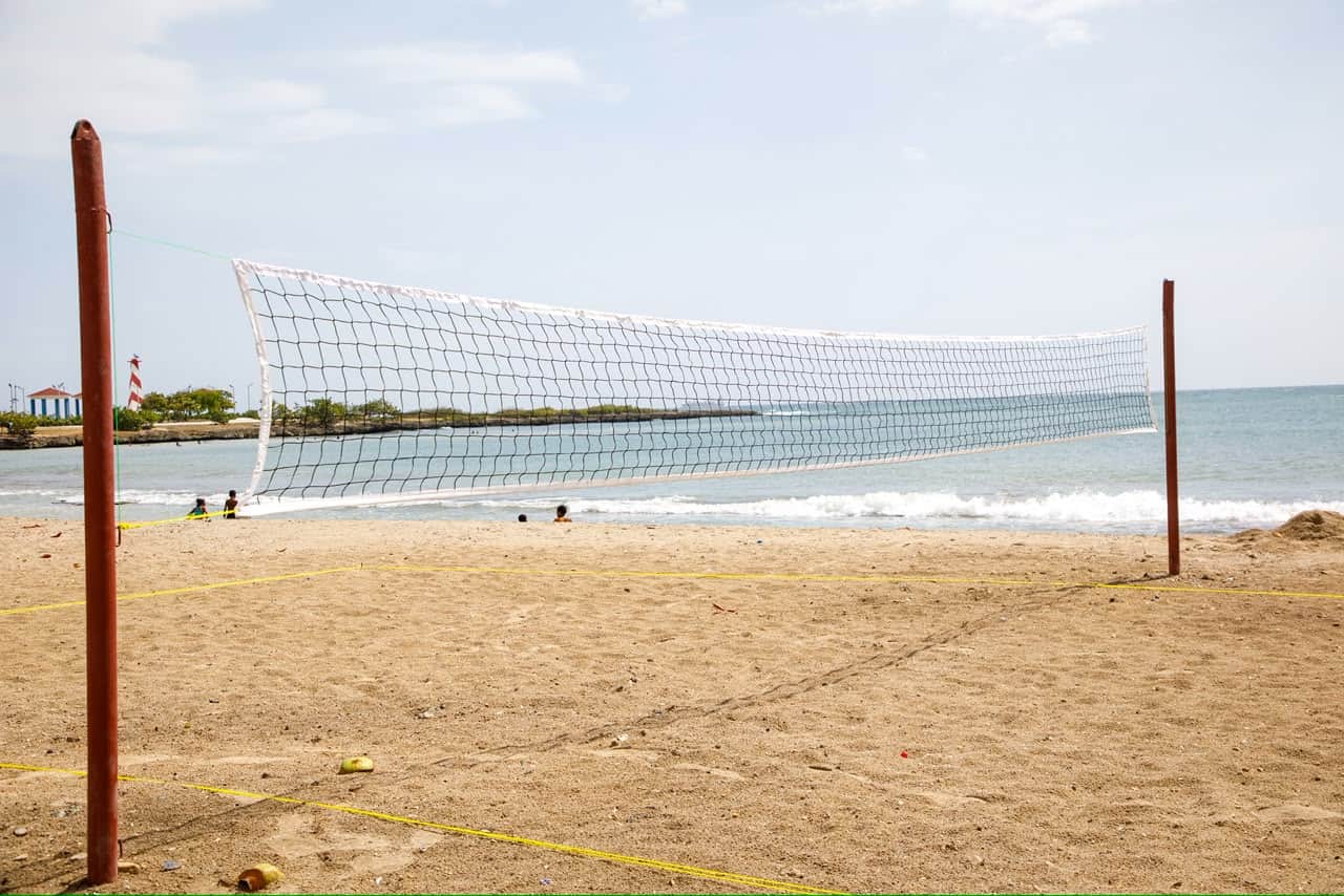 La playa tiene un espacio para jugar voleibol.