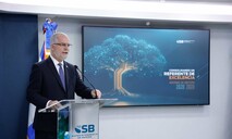 Con las manos abiertas, as&iacute; se despide Alejandro Fern&aacute;ndez de la Superintendencia de Bancos
