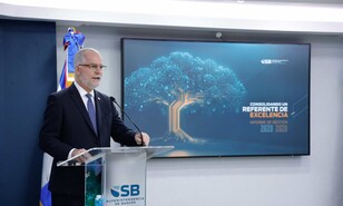 Con las manos abiertas, as&iacute; se despide Alejandro Fern&aacute;ndez de la Superintendencia de Bancos