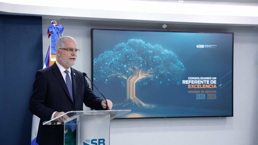 Con las manos abiertas, as&iacute; se despide Alejandro Fern&aacute;ndez de la Superintendencia de Bancos