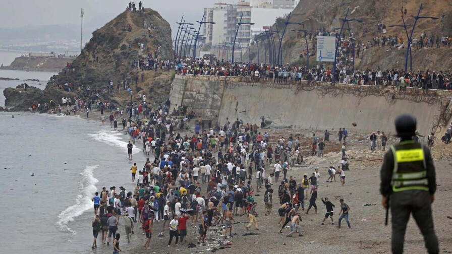 La entrada de 60 mil migrantes en el enclave espa&ntilde;ol de Ceuta desata una crisis europea