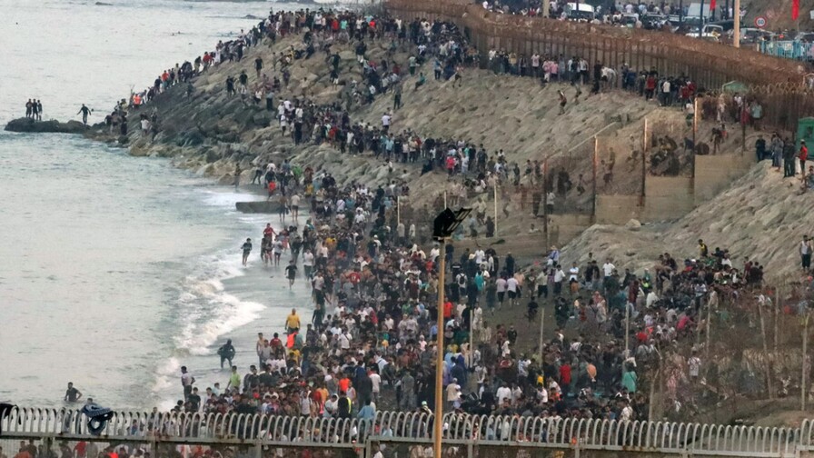 Miles de personas mantienen la presión sobre la frontera entre Marruecos y España