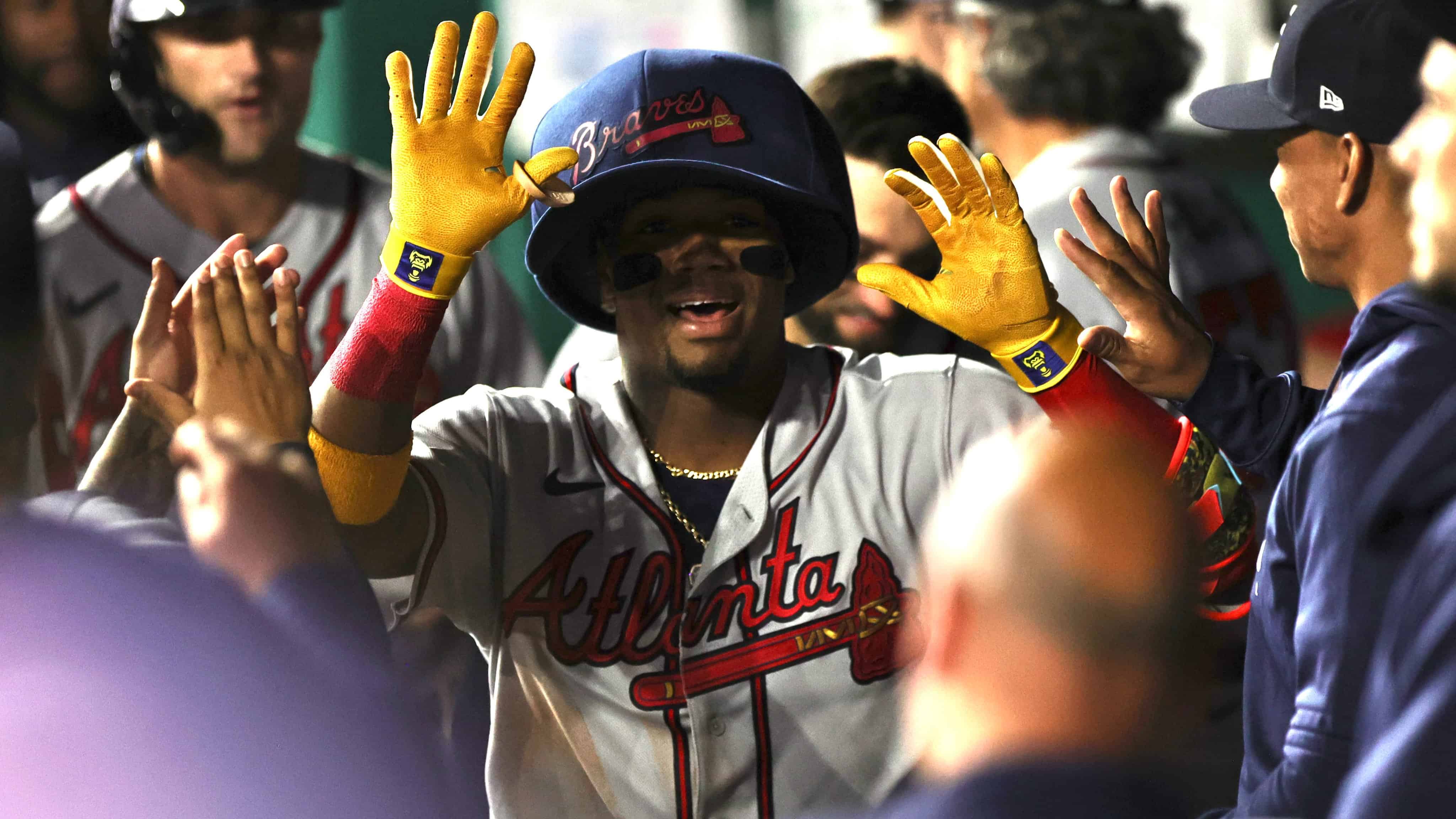 El venezolano Ronald Acu&ntilde;a Jr. conect&oacute; cuadrangular el 14 de abril del 2023, y celebr&oacute; en el dugout con la gorra gigante.<br>