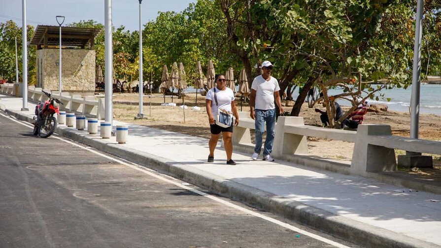 Gobierno entrega remozada la playa El Faro en SPM y rehabilita planta de tratamiento en Juan Dolio