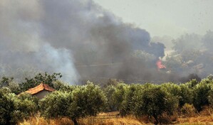 Las llamas amenazan Atenas, miles de bomberos luchan contra los incendios en toda Grecia
