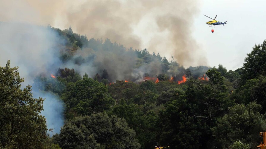 Comienzan a levantar las evacuaciones y confinamientos por dos incendios de España Comienzan a levantar las evacuaciones y confinamientos por dos incendios de España