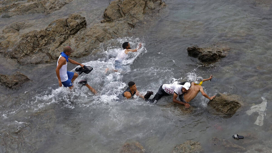 Lo que se sabe de la entrada masiva de migrantes en el territorio espa&ntilde;ol de Ceuta