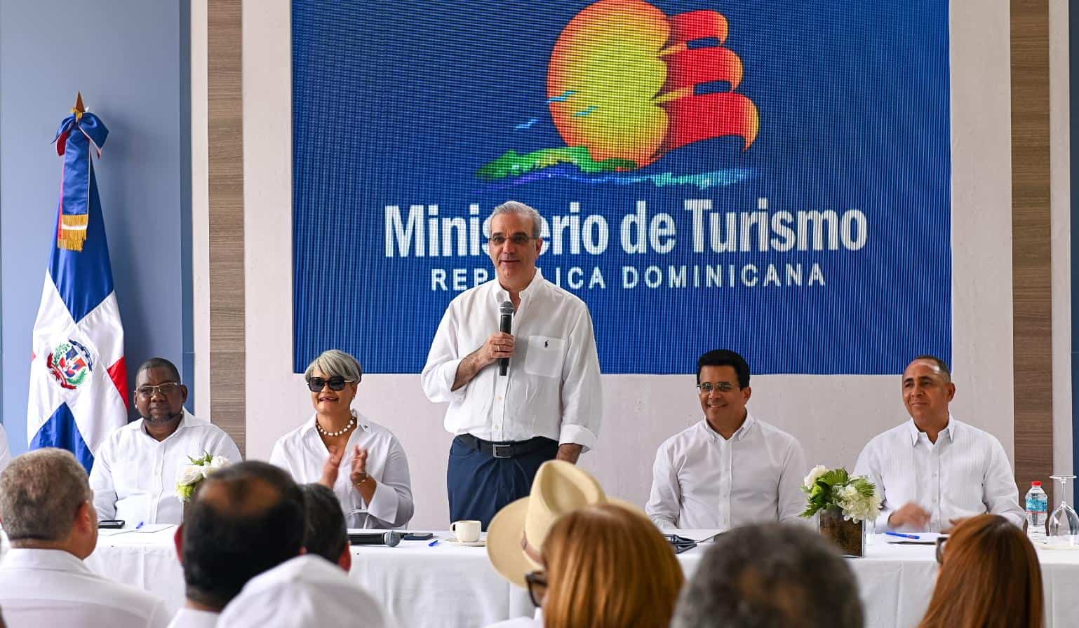 En el centro el presidente de la Rep&uacute;blica, Luis Abinader durante acto de puesta en operaci&oacute;n de la estaci&oacute;n depuradora de aguas residuales.