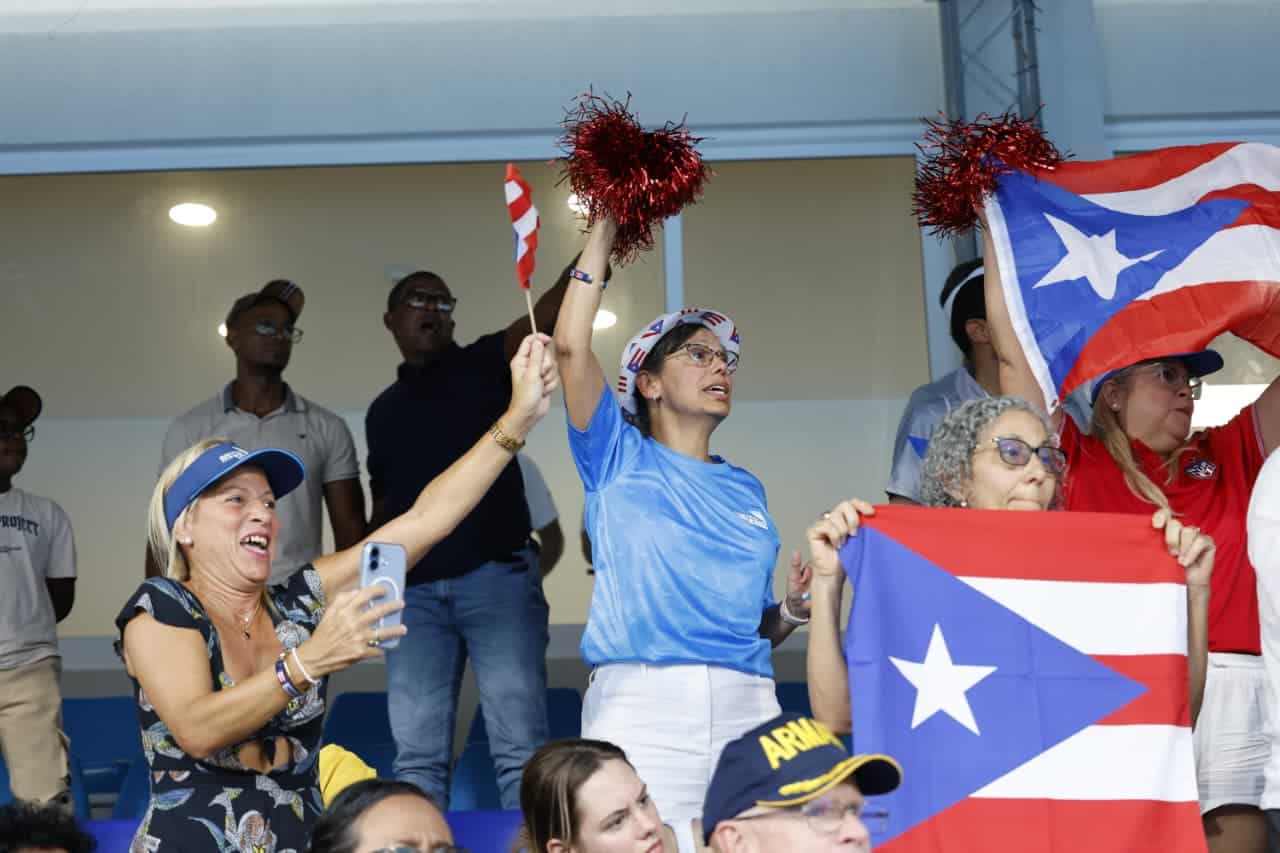 Parte de la fanaticada de Puerto Rico celebrando el triunfo de su selección