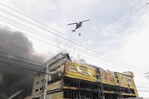 Helicóptero de rescate apoya labores de bomberos para sofocar incendio en L&R Comercial