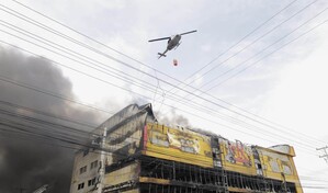 Helicóptero de rescate apoya labores de bomberos para sofocar incendio en L&R Comercial