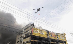 Helic&oacute;ptero de rescate apoya labores de bomberos para sofocar incendio en L&R Comercial
