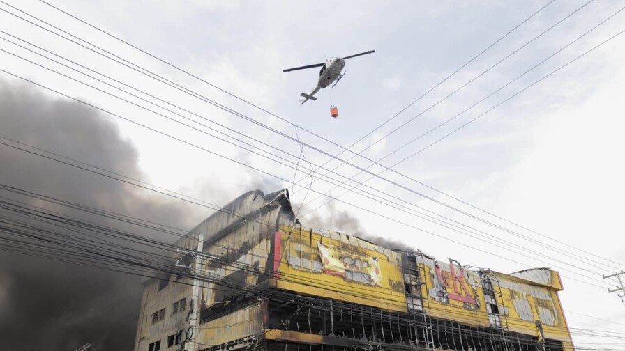 Helicóptero de rescate apoya labores de bomberos para sofocar incendio en L&R Comercial Helicóptero de rescate apoya labores de bomberos para sofocar incendio en L&R Comercial