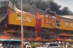 Incendio de gran magnitud consume sucursal de L&R Comercial en Las Américas Incendio de gran magnitud consume sucursal de L&R Comercial en Las Américas