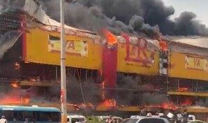 Incendio de gran magnitud consume sucursal de L&R Comercial en Las Américas