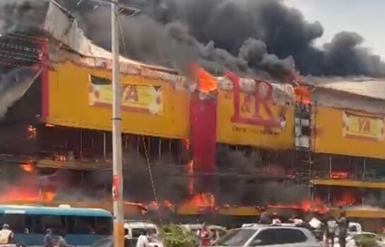 Incendio de gran magnitud consume sucursal de L&R Comercial en Las Am&eacute;ricas