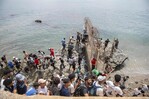 Cientos de menores duermen a la intemperie en Ceuta debido a la crisis migratoria Cientos de menores duermen a la intemperie en Ceuta debido a la crisis migratoria