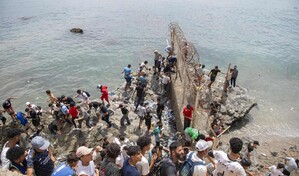 Cientos de menores duermen a la intemperie en Ceuta debido a la crisis migratoria
