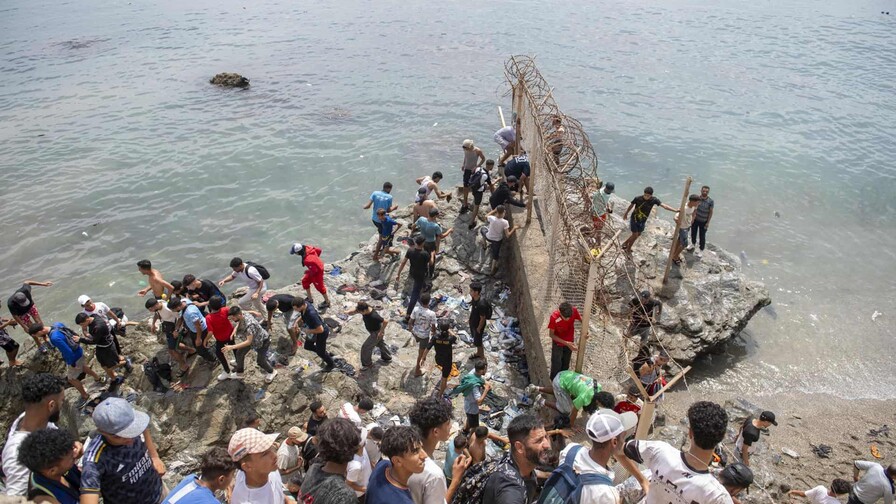 Cientos de menores duermen a la intemperie en Ceuta debido a la crisis migratoria Cientos de menores duermen a la intemperie en Ceuta debido a la crisis migratoria