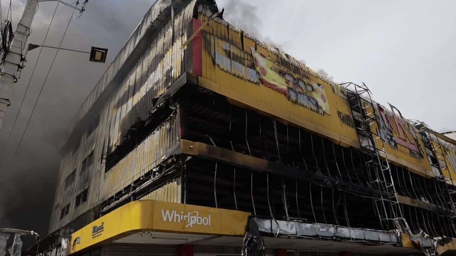 Autoridades confirman que no hubo víctimas en incendio de L&R Comercial Autoridades confirman que no hubo víctimas en incendio de L&R Comercial
