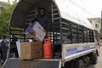 Ciudadanos saquean tienda L&R Comercial tras incendio; Policía arresta a más de 17 personas Ciudadanos saquean tienda L&R Comercial tras incendio; Policía arresta a más de 17 personas