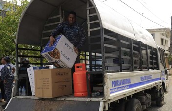 Ciudadanos saquean tienda L&R Comercial tras incendio; Policía arresta a más de 17 personas Ciudadanos saquean tienda L&R Comercial tras incendio; Policía arresta a más de 17 personas