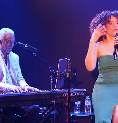 Stephany Ortega cautiv&oacute; al p&uacute;blico con la banda sonora de su vida en una noche de ovaciones