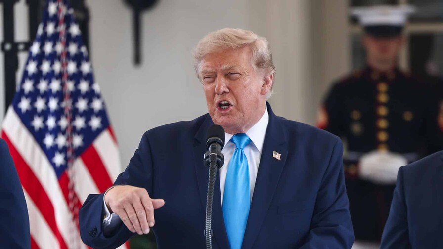 Trump critica la retirada de cargos contra atleta acusado de dañar estanque de Washington
