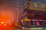 Bomberos confinan incendio en L&R Comercial al área del almacén y extinguen llamas bajo techo colapsado Bomberos confinan incendio en L&R Comercial al área del almacén y extinguen llamas bajo techo colapsado