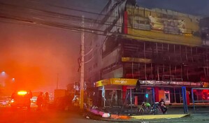 Bomberos confinan incendio en L&R Comercial al área del almacén y extinguen llamas bajo techo colapsado