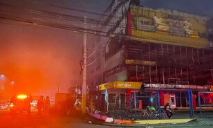 Bomberos confinan incendio en L&R Comercial al &aacute;rea del almac&eacute;n y extinguen llamas bajo techo colapsado