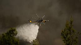 Dos pilotos mueren en choque entre helicópteros que combatían incendios en Grecia Dos pilotos mueren en choque entre helicópteros que combatían incendios en Grecia