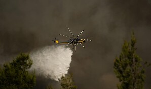Dos pilotos mueren en choque entre helicópteros que combatían incendios en Grecia