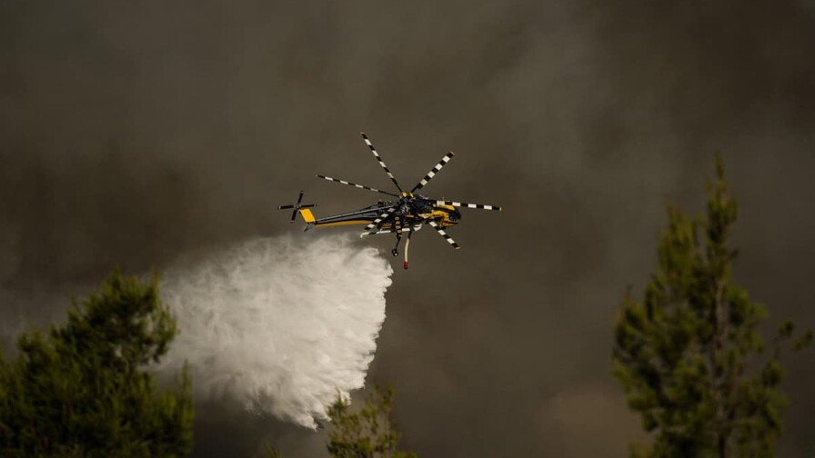Dos pilotos mueren en choque entre helicópteros que combatían incendios en Grecia