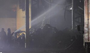 Tras más de 10 horas, bomberos continúan combatiendo incendio en sucursal de L&R Comercial