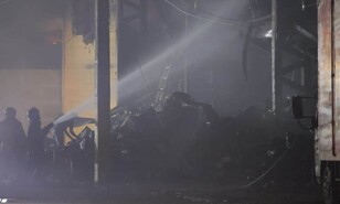 Tras m&aacute;s de 10 horas, bomberos contin&uacute;an combatiendo incendio en sucursal de L&R Comercial