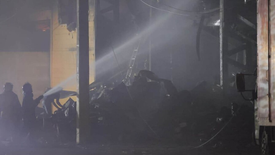 Tras más de 10 horas, bomberos continúan combatiendo incendio en sucursal de L&R Comercial Tras más de 10 horas, bomberos continúan combatiendo incendio en sucursal de L&R Comercial
