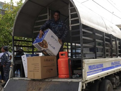 Looting erupts during Santo Domingo Este store fire