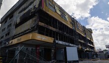Bomberos investigan incendio que destruy&oacute; la tienda L & R Comercial en Autopista Las Am&eacute;ricas