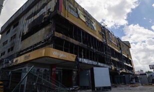 Bomberos investigan incendio que destruy&oacute; la tienda L & R Comercial en Autopista Las Am&eacute;ricas