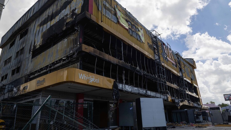 Bomberos investigan incendio que destruyó la tienda L & R Comercial en Autopista Las Américas