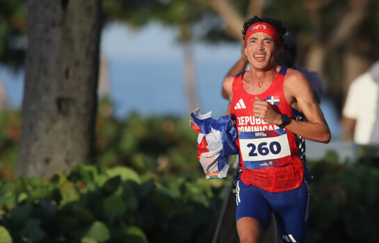 &Aacute;lvaro Abreu conquista el oro en la media marat&oacute;n y hace historia para RD