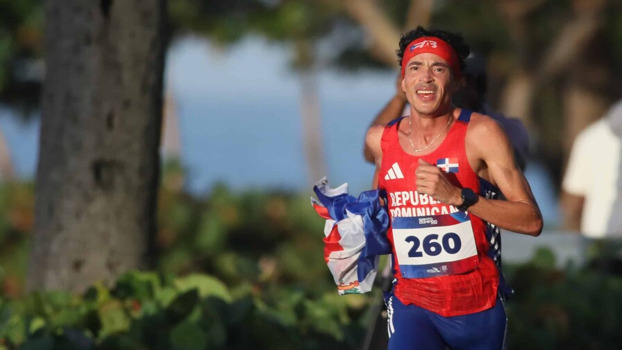 &Aacute;lvaro Abreu conquista el oro en la media marat&oacute;n y hace historia para RD