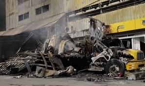Bomberos prevén sofocar este domingo los últimos focos del incendio en L&R Comercial