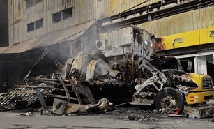 Bomberos prev&eacute;n sofocar este domingo los &uacute;ltimos focos del incendio en L&R Comercial