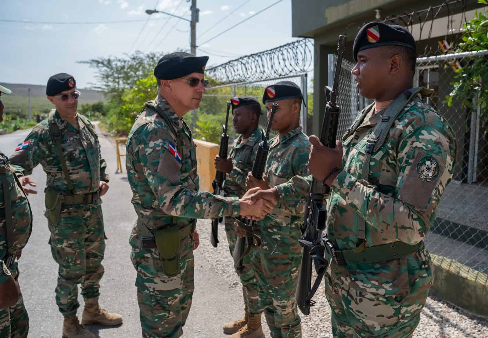 Imágenes del recorrido de supervisión del comandante general del Ejército de República Dominicana, mayor general Jorge Iván Camino Pérez (ERD) por destacamentos y puestos militares fronterizos de las provincias Elías Piña e Independencia.
