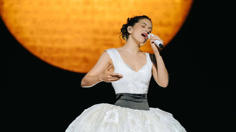 Rosalía abre concierto en Argentina con una disculpa: Mi amor por el país sigue intacto